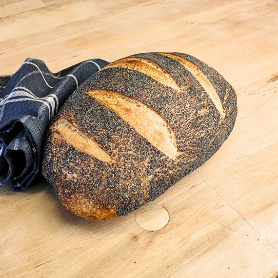 Fehér, mákbunás, kovászos kenyér 1 kg